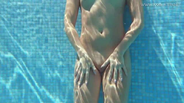 ชุดว่ายน้ำ porn
